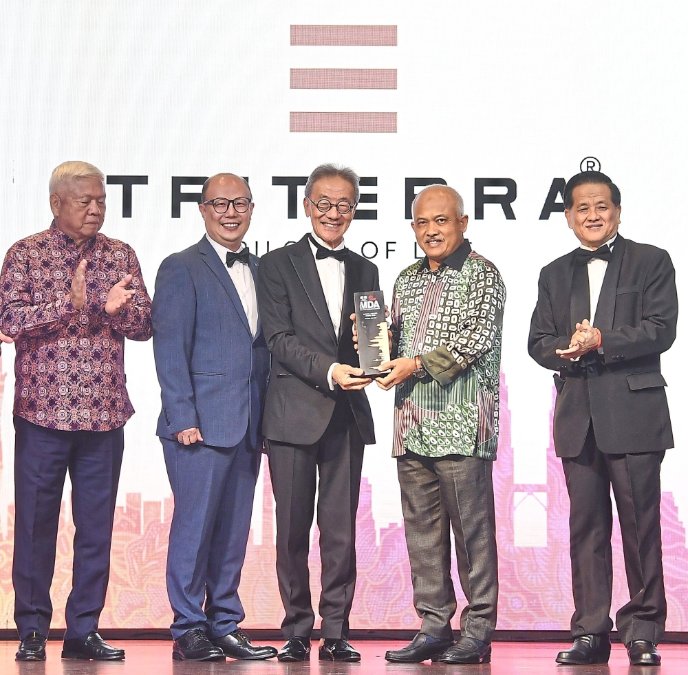Triterra Sdn Bhd joint chairman Datuk Seri Michael Yam (centre) receiving the MDA 2025 trophy from Housing and Local Government Ministry secretary-general Datuk Wira M Noor Azman Taib (second from right) as (from left) Star Media Group chairman Tan Sri Wong Foon Meng (left). Triterra Sdn Bhd chief development officer Lim Yu Siang and FIABCI-Malaysia president Dr Yu Kee Su look on.
