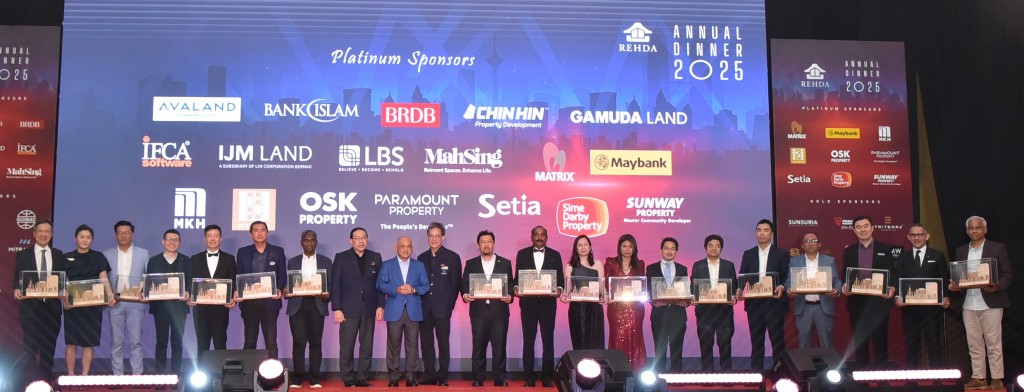 Noor Azman (ninth from left) flanked by Rehda deputy president Datuk Zaini Yusoff (eighth from left) and immediate past president Datuk NK Tong (tenth from left) taking a group photo with the platinum sponsors representatives.