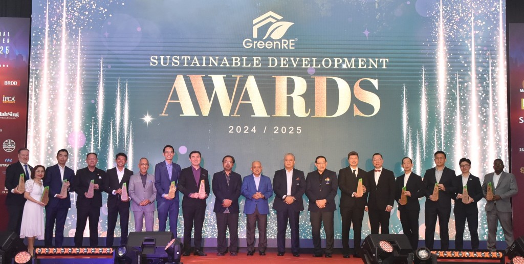 Taking a snapshot with the GreenRE's Sustainable Development Awards winners are Noor Azman (ninth from right) with Rehda past president Datuk Seri FD Fateh Iskandar Mohamed Mansor (eighth from right) and deputy president Datuk Zaini Yusoff (seventh from right).