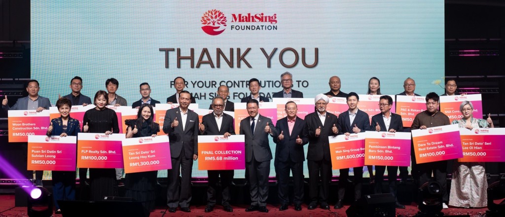 (First row, 4th from left) Dr Noor Hisham, Indera, Nga, Leong and Dr Manjit, with the top donors at the Mah Sing Foundation Charity Fundraising Night 2025.