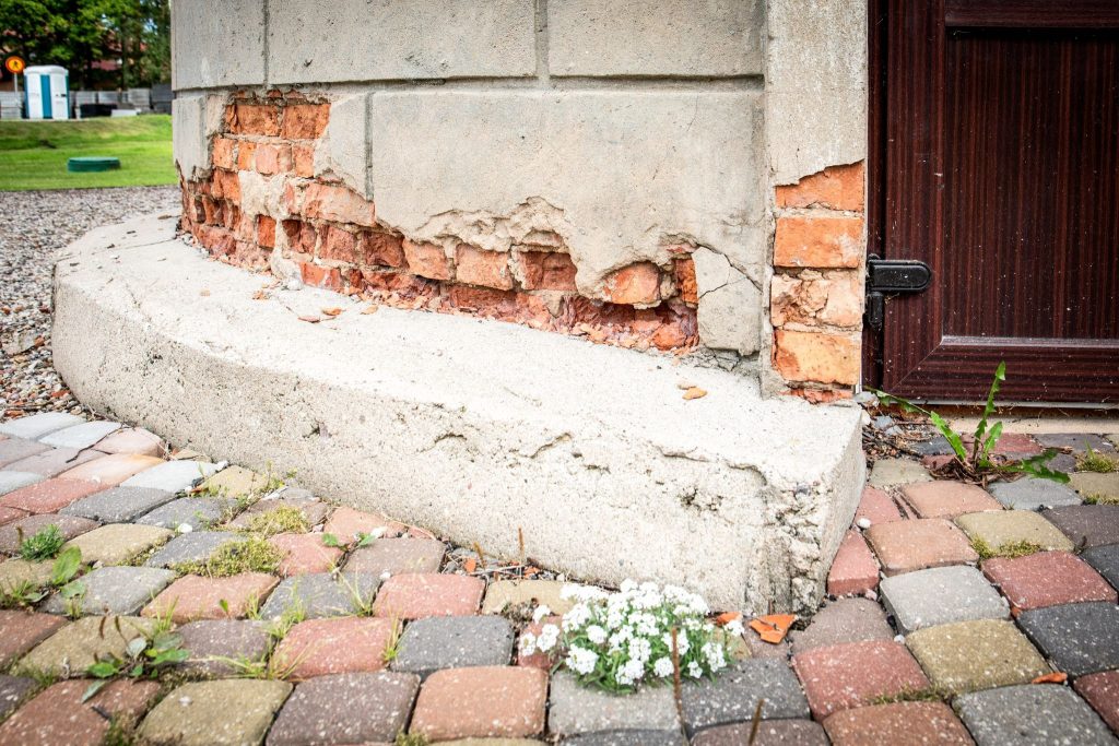 Lessons from a collapsed gate